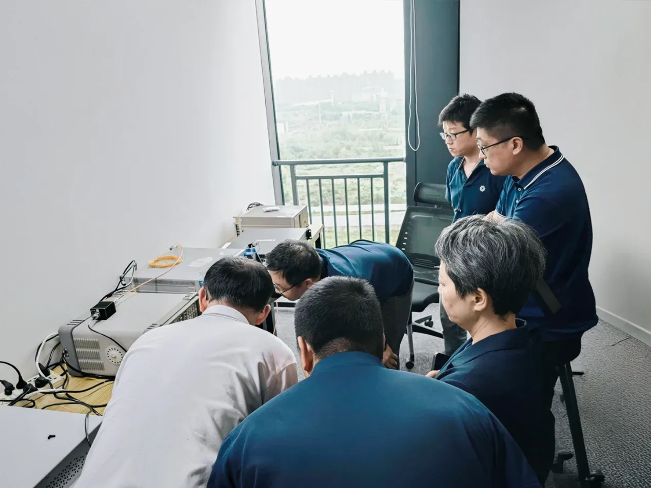 三部门专家在和源技术团队陪同下对 400MHz 专用对讲机系统核心设备进行现场测试